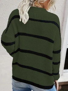 Détail de la vue arrière du pull en maille rayé vert armée et noir avec épaules tombantes