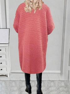 Vista posteriore del cardigan in maglia rosa oversize con trama ondulata e spalle scivolate
