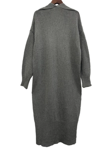 Details des dunkelgrauen Strick-Cardigans mit langen Ärmeln und Rippstrickbündchen