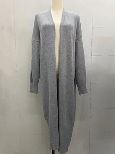 Detail der grauen Strickjacke mit Rippbündchen und strukturierter Strickoberfläche