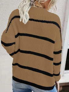Détail d'un pull en maille côtelée à rayures camel et noires avec épaules tombantes