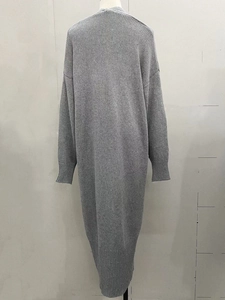 Makroaufnahme der grauen Strickjacke mit gerippten Bündchen und feiner Textur