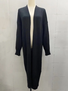 Detailansicht eines schwarzen langen Strickcardigans mit Rippbündchen und offenem Design