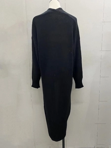 Detailansicht der Rippbündchen und des Saums an dieser langen schwarzen Strickjacke