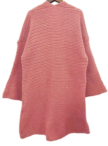 Vista dettagliata del cardigan in maglia corallo con trama spessa e spalla scesa