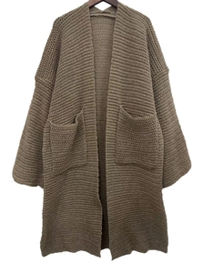 Dettaglio della trama a maglia grossa e tasche anteriori su cardigan lungo