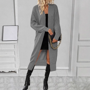 Damen Strickjacke in Grau mit langem Schnitt, kombiniert mit Kleid und Stiefeln