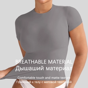 Detalle de la alta elasticidad y el tejido mate transpirable de la camiseta gris ajustada