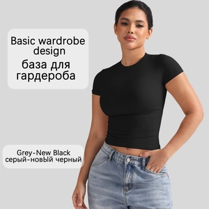 Primer plano de una camiseta básica negra ajustada con alta elasticidad y cuello redondo