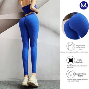 Dettaglio dei pantaloni yoga blu reale a vita alta con tessuto a nido d'ape compressivo