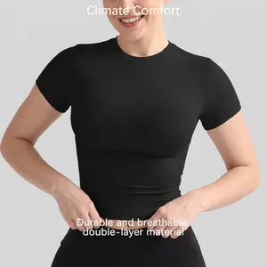 Detalle del tejido transpirable de doble capa en una camiseta crop top negra ajustada
