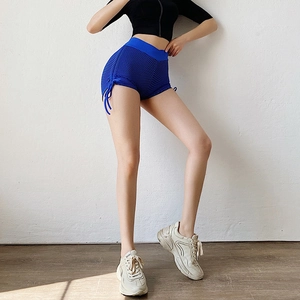 Détail du short de sport taille haute avec texture nid d'abeille et cordons latéraux