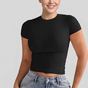 Detalle de camiseta negra ajustada para mujer con cuello redondo y alta elasticidad