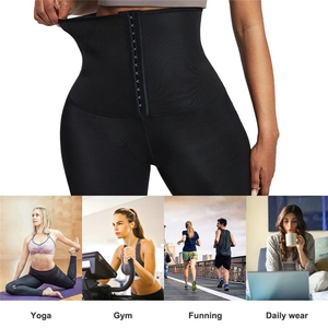 Détail du legging noir taille haute montrant les crochets métalliques pour gainage abdominal
