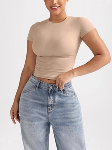 Primer plano de la camiseta ajustada color piel hecha de tela elástica y transpirable