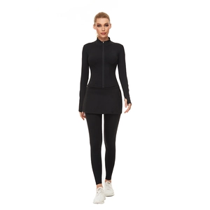Détail d'un ensemble de sport noir avec veste zippée ajustée et legging à jupe intégrée