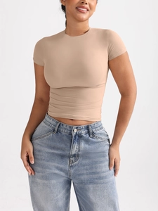 Detalles del tejido de la camiseta beige ajustada de alta elasticidad con textura fina