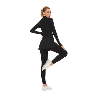 Ensemble de yoga noir avec haut moulant à manches longues et legging jupe pour le fitness