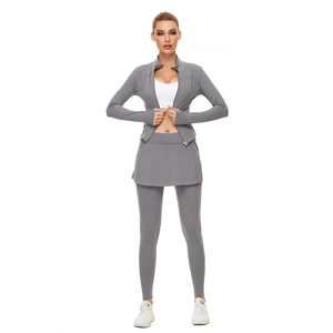 Ensemble de yoga 3 pièces pour femme avec veste grise, brassière blanche et jupe-legging