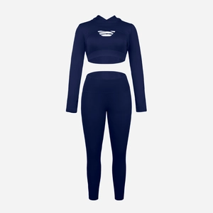 Λεπτομέρεια σετ γιόγκα σε ναυτικό μπλε με crop top με κουκούλα και κολάν με ψηλή μέση