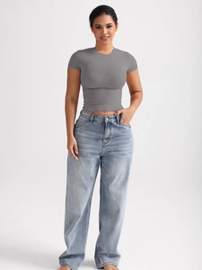 Detalle de la camiseta corta gris oscuro ajustada con textura de tejido de canalé