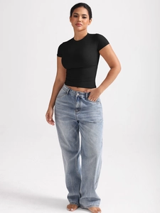 Top corto ajustado negro de cuello redondo combinado con vaqueros rectos azul claro