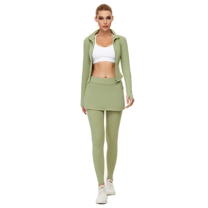 Ensemble de yoga 3 pièces avec veste vert sauge, brassière blanche et legging à jupe