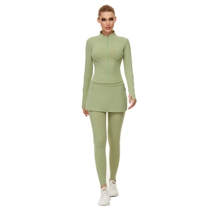 Détail de l'ensemble de yoga vert avocat avec veste zippée ajustée et legging jupe