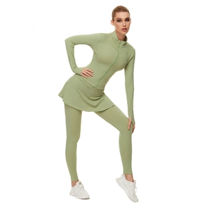 Détail de l'ensemble yoga vert clair avec veste zippée passe-pouces et leggings