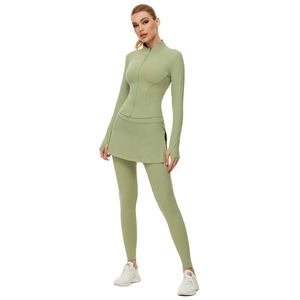 Détail d'un ensemble de yoga vert clair incluant veste zippée, jupe et leggings de sport