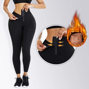 Détail de legging amincissant taille haute avec fermeture à agrafes métalliques triple