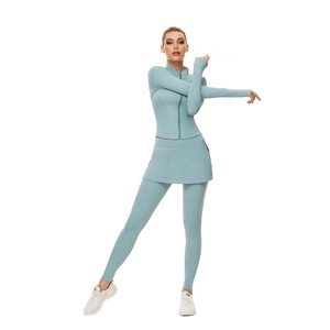 Détail d'une veste de sport bleu clair avec passe-pouces et jupe-legging assortie