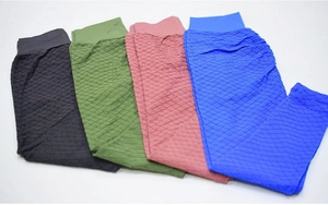 Dettaglio dei leggings yoga a vita alta in quattro colori con tessuto a nido d'ape