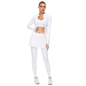 Détail d'un ensemble de yoga blanc avec veste zippée à manches longues et jupe-legging