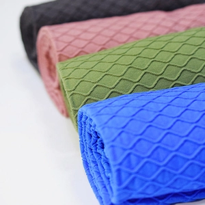 Dettaglio del tessuto dei leggings yoga con trama a onde 3D in vari colori