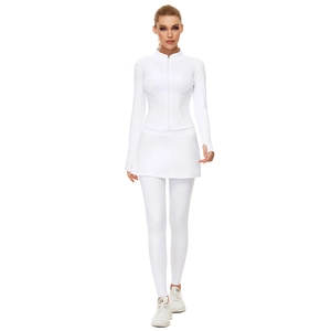 Détail d'un ensemble de yoga blanc avec veste à col montant, passe-pouces et legging à jupe