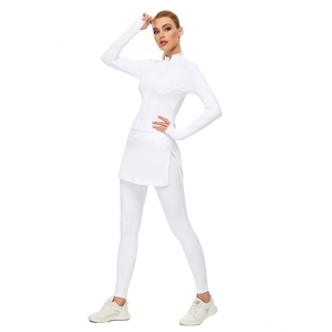 Vue détaillée d'un ensemble de yoga blanc avec veste ajustée et legging stretch taille haute