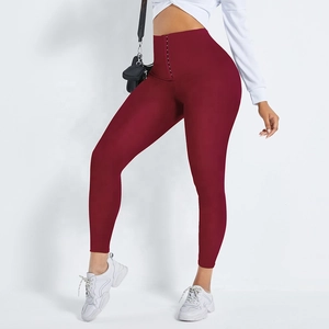 Détail de leggings de sport bordeaux à taille haute avec boutons de contrôle du ventre