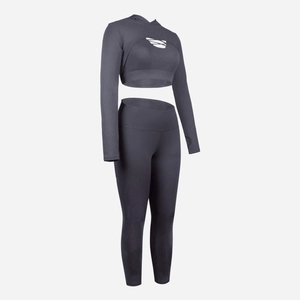 Λεπτομέρεια από ανθρακί γκρι crop top με κουκούλα και κολάν για γυναικείο σετ γιόγκα