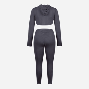 Λεπτομέρεια γκρι σετ γιόγκα με crop top με κουκούλα και κολάν με εφέ ανόρθωσης γλουτών