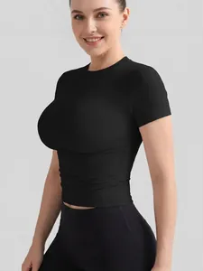 Camiseta negra ajustada de manga corta con alta elasticidad para yoga y fitness