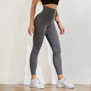 Détail du legging de compression taille haute avec boutons de réglage à la ceinture