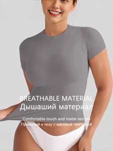 Camiseta gris ajustada de cuello redondo en tejido mate transpirable de gran elasticidad