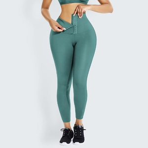 Détail du legging taille haute avec fermeture à agrafes multiples pour un effet ventre plat