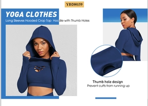 Λεπτομέρεια από το μπλε γιόγκα crop top hoodie με τρύπες για τους αντίχειρες και χιαστί