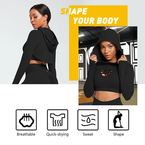 Λεπτομερής προβολή μαύρου σετ γιόγκα με crop top με κουκούλα και κολάν με ψηλή μέση