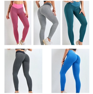 Détail macro du legging de yoga taille haute avec texture jacquard et cinq couleurs