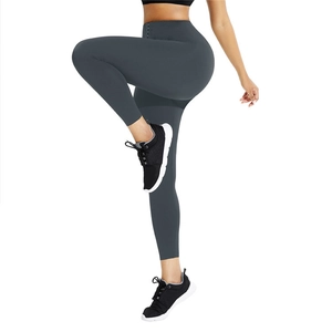 Détail de legging de compression à taille haute avec fermeture multi-boutons à la taille