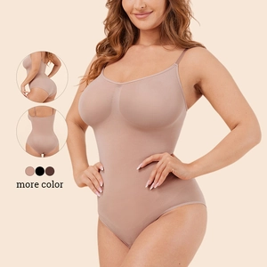 Vue détaillée du body sculptant sans couture avec bretelles fines en beige et couleurs