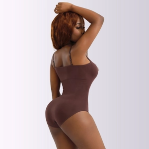 Vue latérale détaillée d'un body gainant marron foncé sans couture avec bretelles réglables